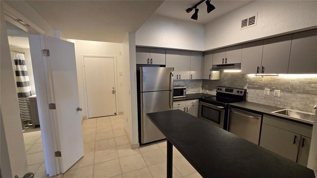 Active With Contract: $285,000 (1 beds, 1 baths, 789 Square Feet)