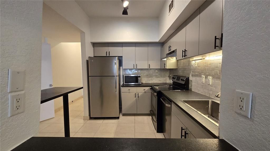 Active With Contract: $285,000 (1 beds, 1 baths, 789 Square Feet)