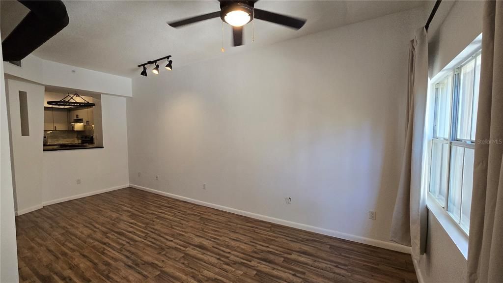 Active With Contract: $285,000 (1 beds, 1 baths, 789 Square Feet)