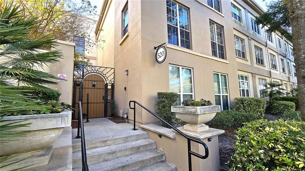 Active With Contract: $285,000 (1 beds, 1 baths, 789 Square Feet)