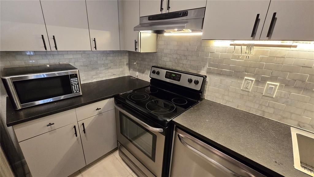 Active With Contract: $285,000 (1 beds, 1 baths, 789 Square Feet)