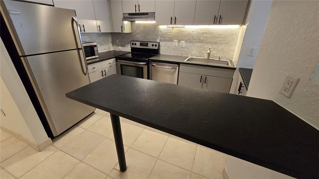 Active With Contract: $285,000 (1 beds, 1 baths, 789 Square Feet)