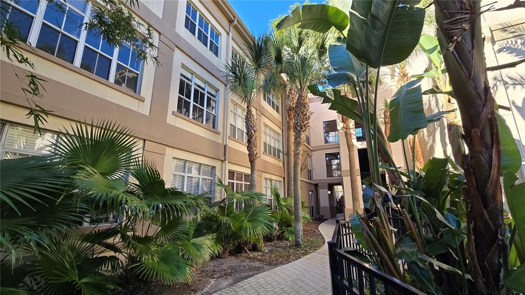 Active With Contract: $285,000 (1 beds, 1 baths, 789 Square Feet)