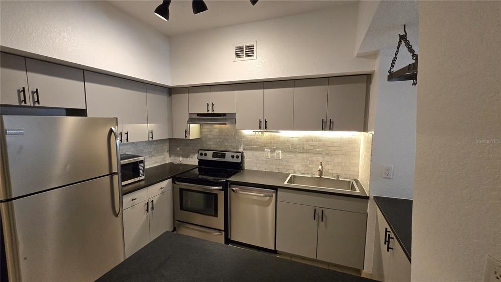 Active With Contract: $285,000 (1 beds, 1 baths, 789 Square Feet)