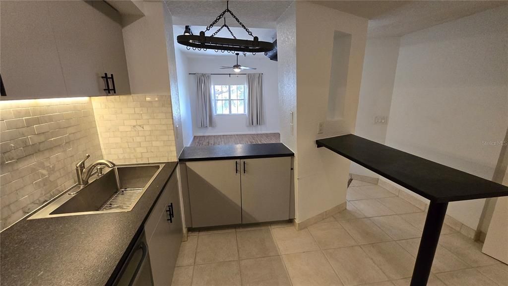 Active With Contract: $285,000 (1 beds, 1 baths, 789 Square Feet)