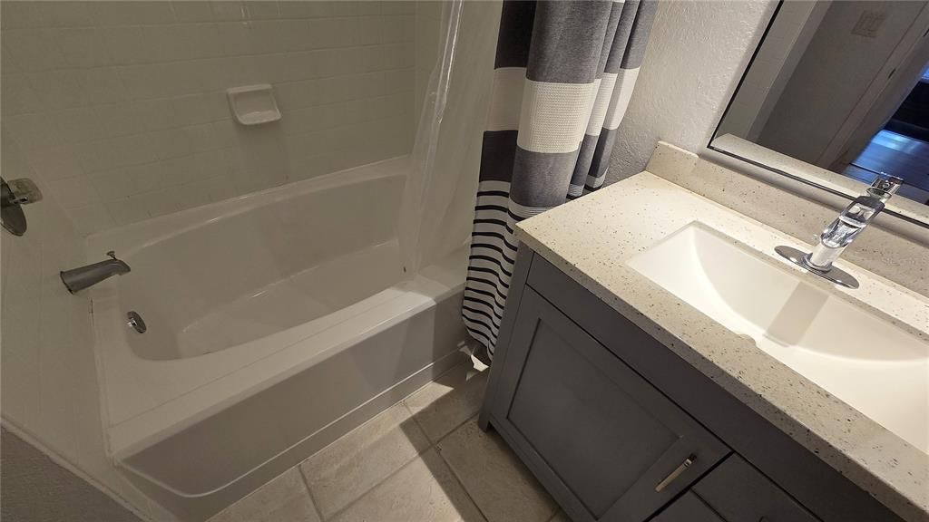 Active With Contract: $285,000 (1 beds, 1 baths, 789 Square Feet)