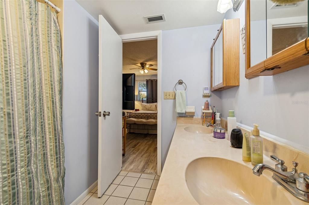 For Sale: $125,700 (2 beds, 2 baths, 1135 Square Feet)