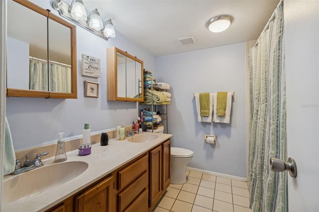 For Sale: $125,700 (2 beds, 2 baths, 1135 Square Feet)