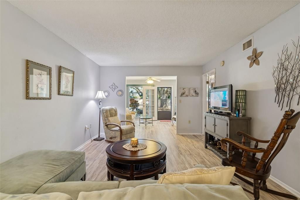 For Sale: $125,700 (2 beds, 2 baths, 1135 Square Feet)