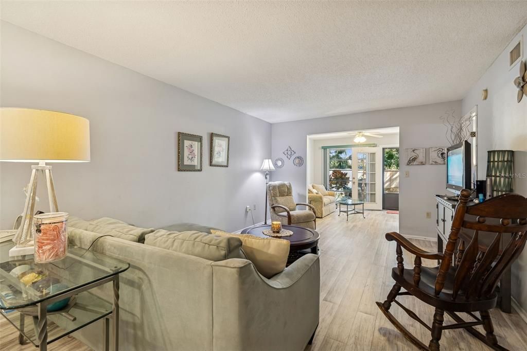 For Sale: $125,700 (2 beds, 2 baths, 1135 Square Feet)