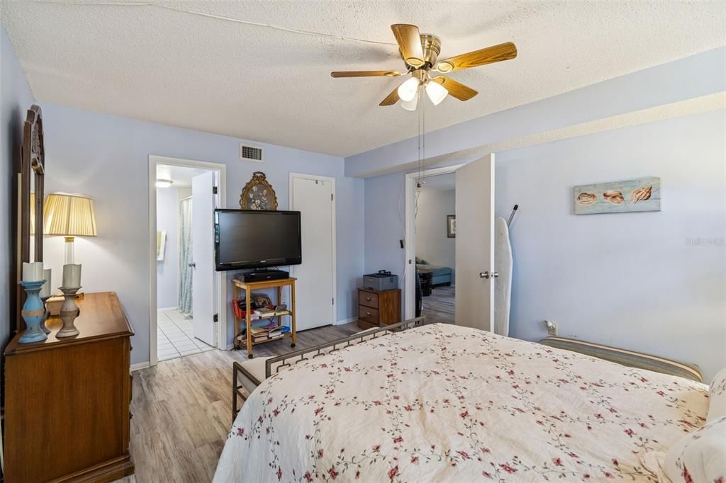 For Sale: $125,700 (2 beds, 2 baths, 1135 Square Feet)