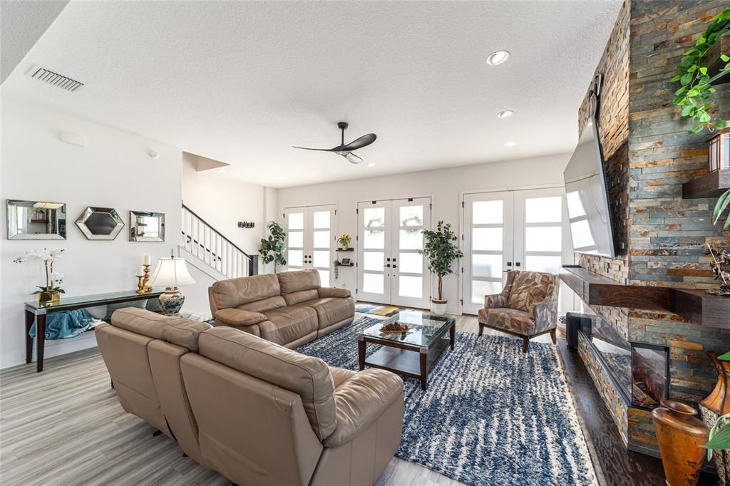 For Sale: $925,000 (5 beds, 3 baths, 2993 Square Feet)