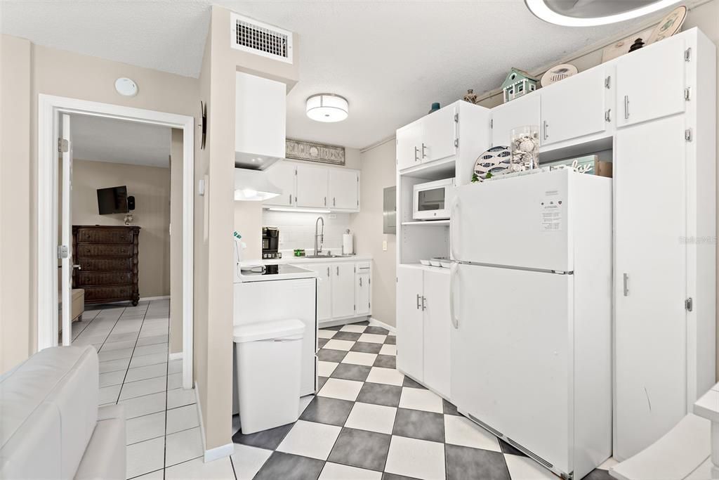 For Sale: $199,900 (1 beds, 1 baths, 546 Square Feet)
