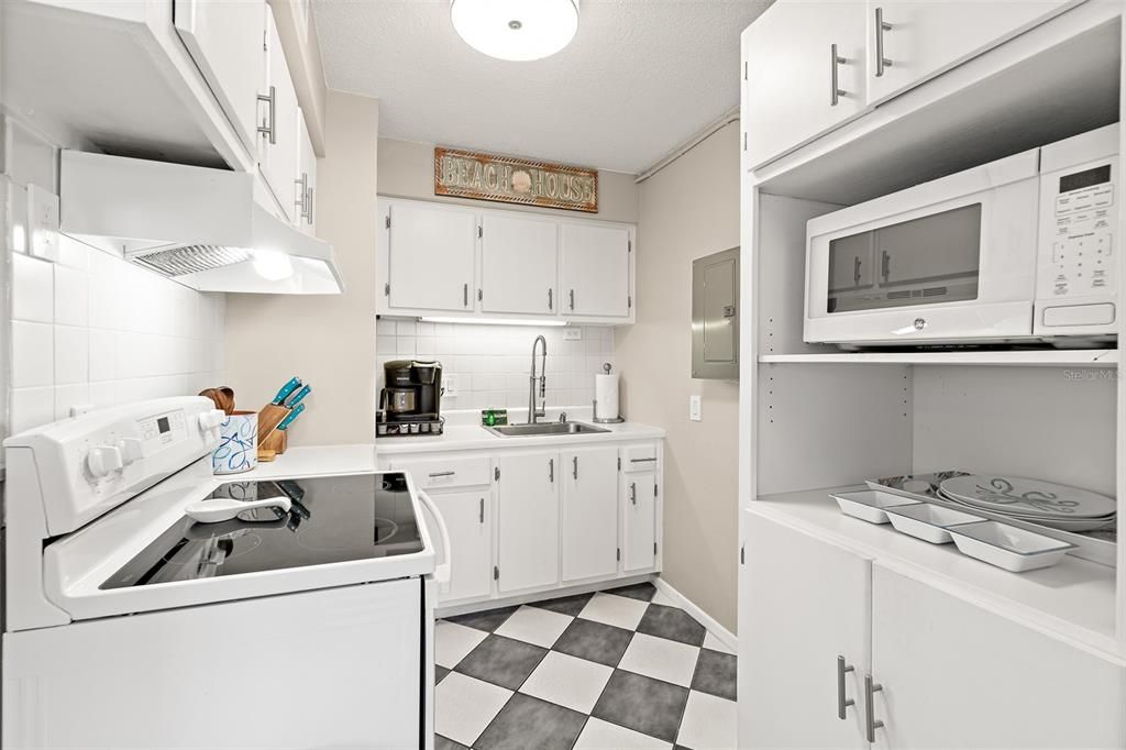 For Sale: $199,900 (1 beds, 1 baths, 546 Square Feet)