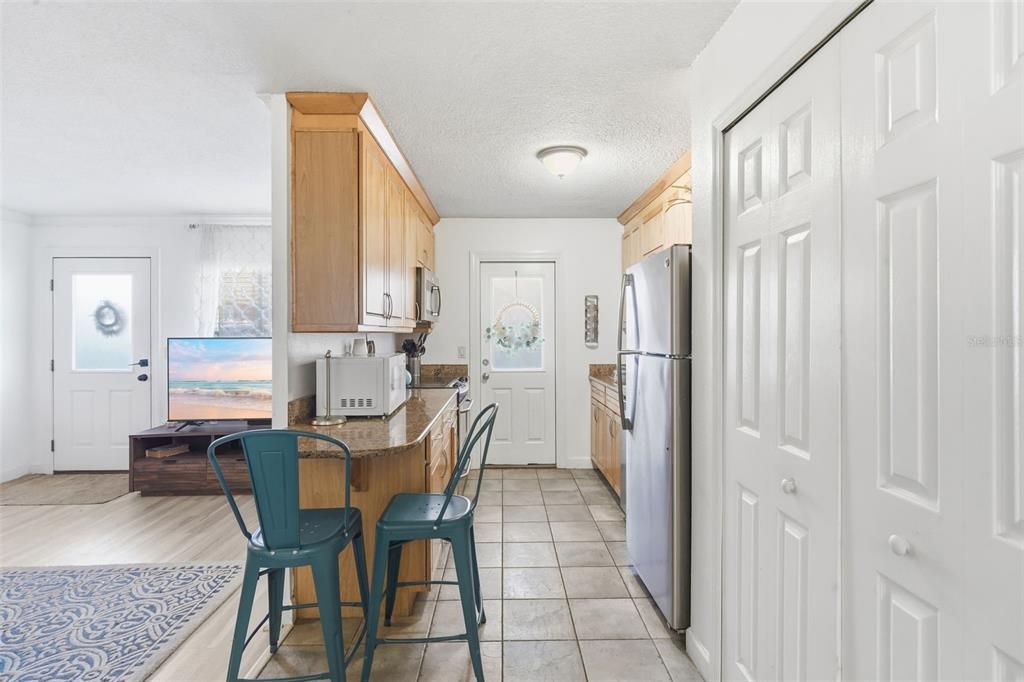 For Sale: $185,000 (2 beds, 1 baths, 996 Square Feet)