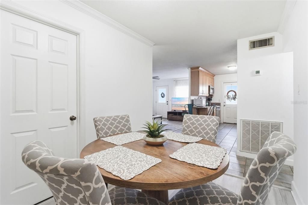 For Sale: $185,000 (2 beds, 1 baths, 996 Square Feet)