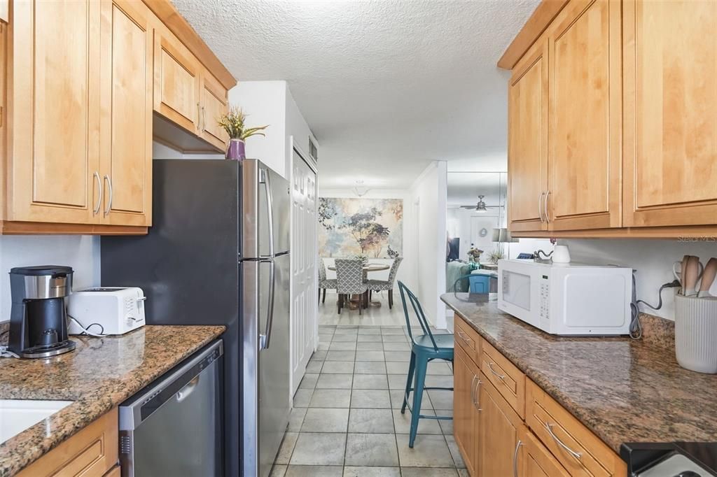 For Sale: $185,000 (2 beds, 1 baths, 996 Square Feet)