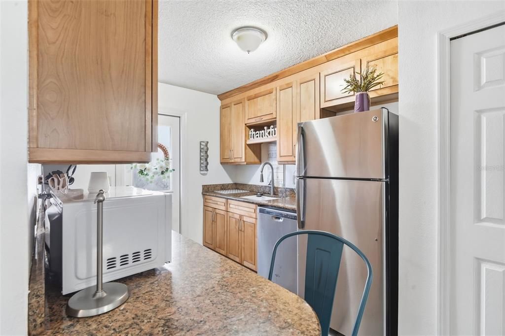 For Sale: $185,000 (2 beds, 1 baths, 996 Square Feet)