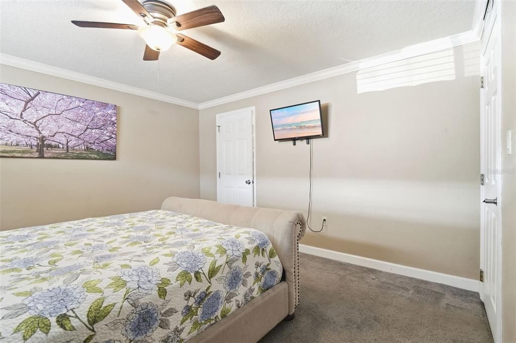 For Sale: $185,000 (2 beds, 1 baths, 996 Square Feet)