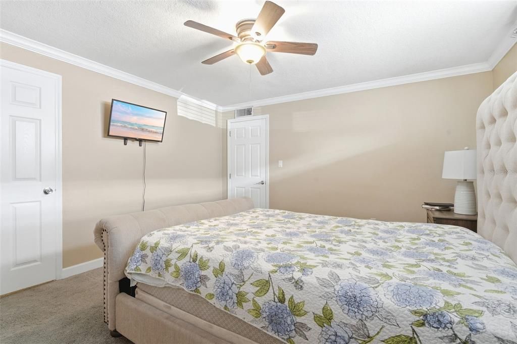 For Sale: $185,000 (2 beds, 1 baths, 996 Square Feet)