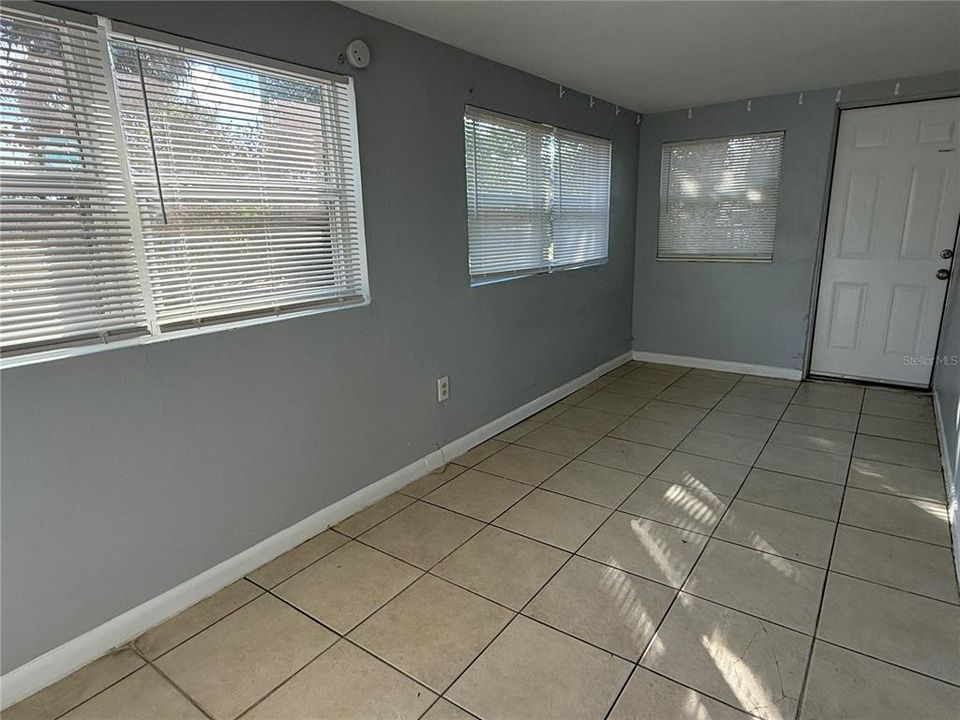 For Rent: $1,335 (3 beds, 1 baths, 816 Square Feet)