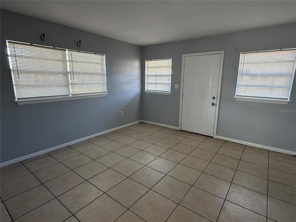 For Rent: $1,335 (3 beds, 1 baths, 816 Square Feet)