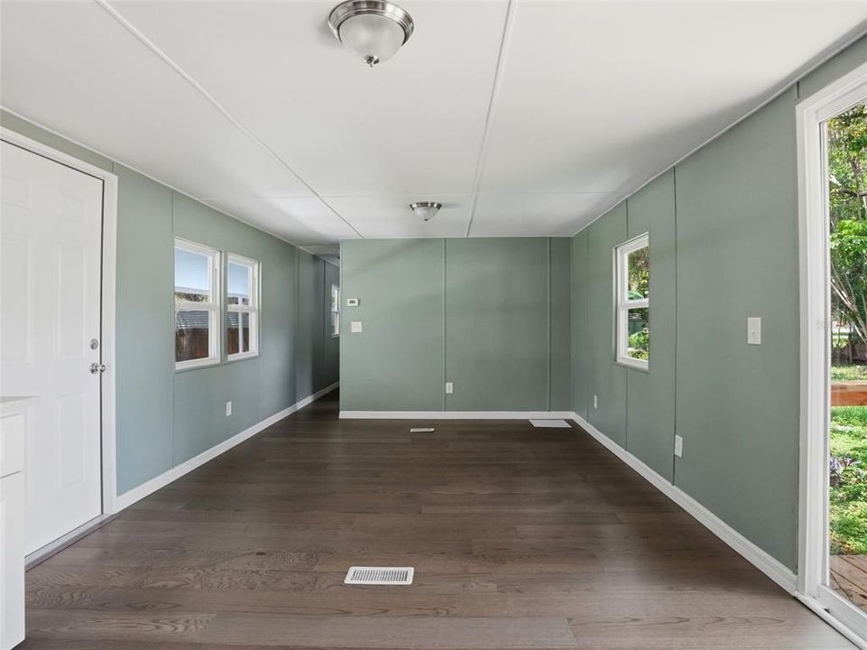 For Sale: $119,900 (2 beds, 1 baths, 660 Square Feet)