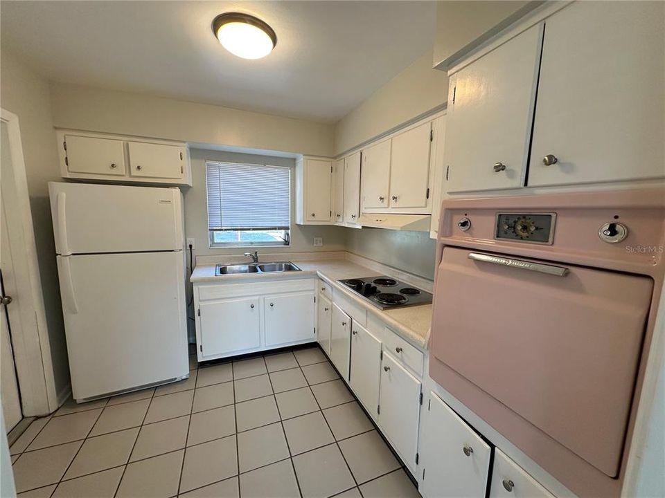 На продажу: $640,000 (4 спален, 0 ванн, 2192 Квадратных фут)