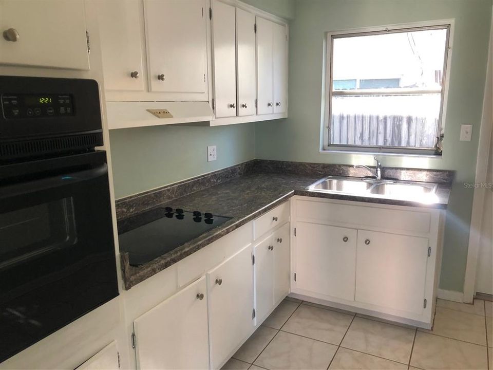 На продажу: $640,000 (4 спален, 0 ванн, 2192 Квадратных фут)