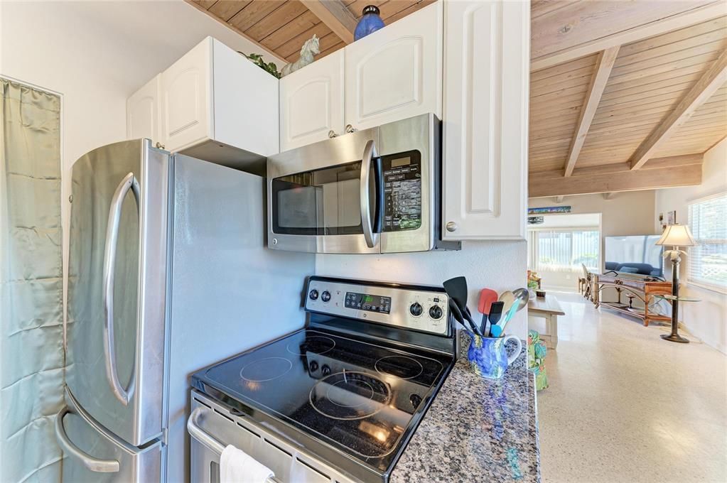 Active With Contract: $624,999 (2 beds, 1 baths, 1040 Square Feet)