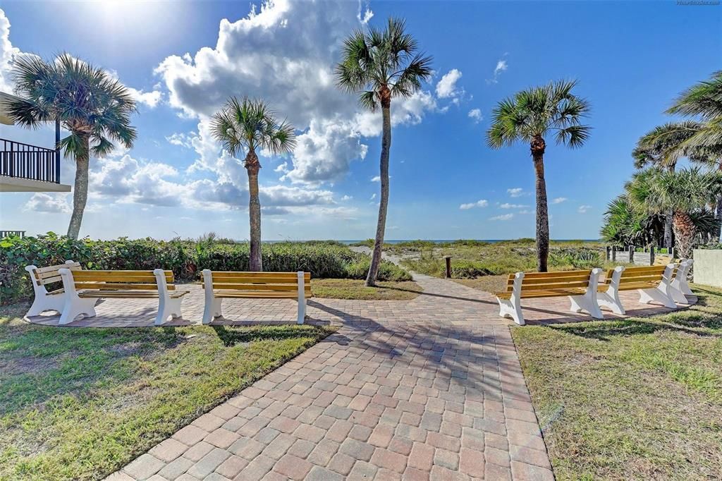 Active With Contract: $624,999 (2 beds, 1 baths, 1040 Square Feet)