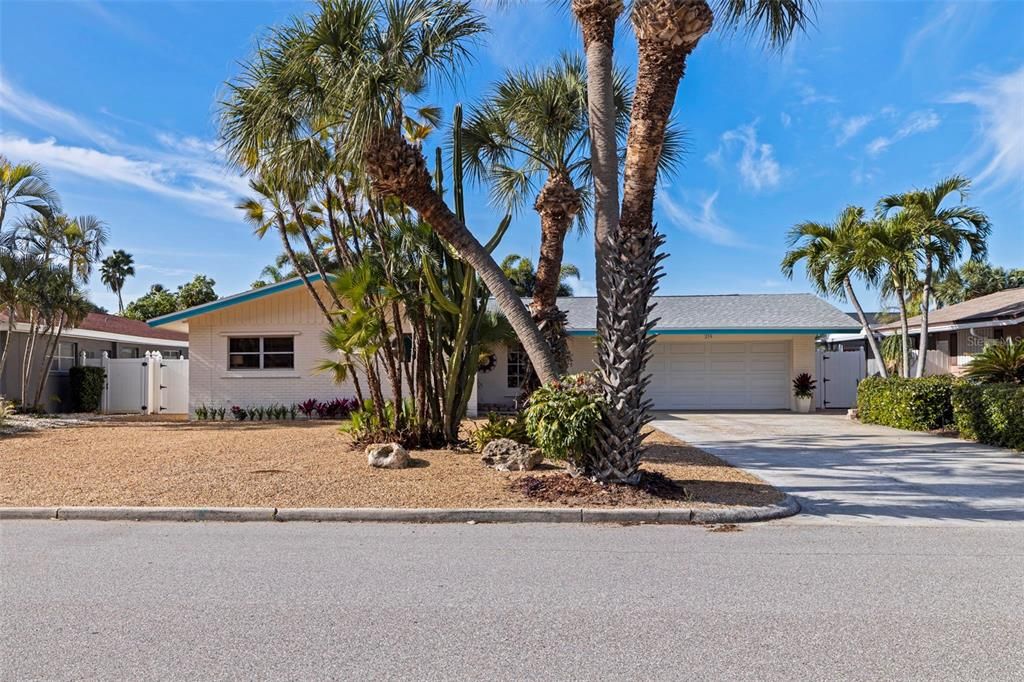 For Sale: $759,900 (3 beds, 2 baths, 1948 Square Feet)
