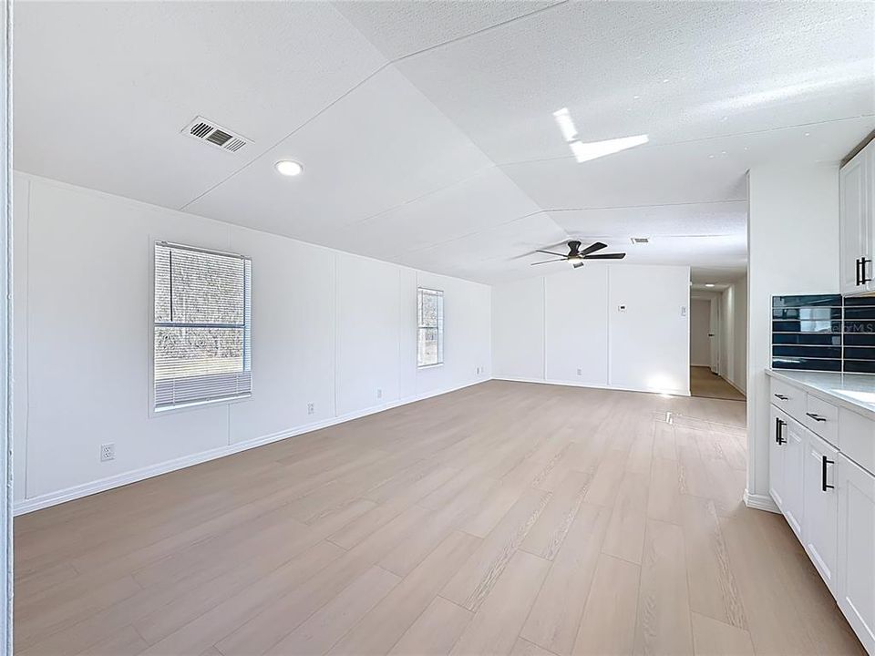 合同活跃: $265,000 (3 贝兹, 2 浴室, 1216 平方英尺)
