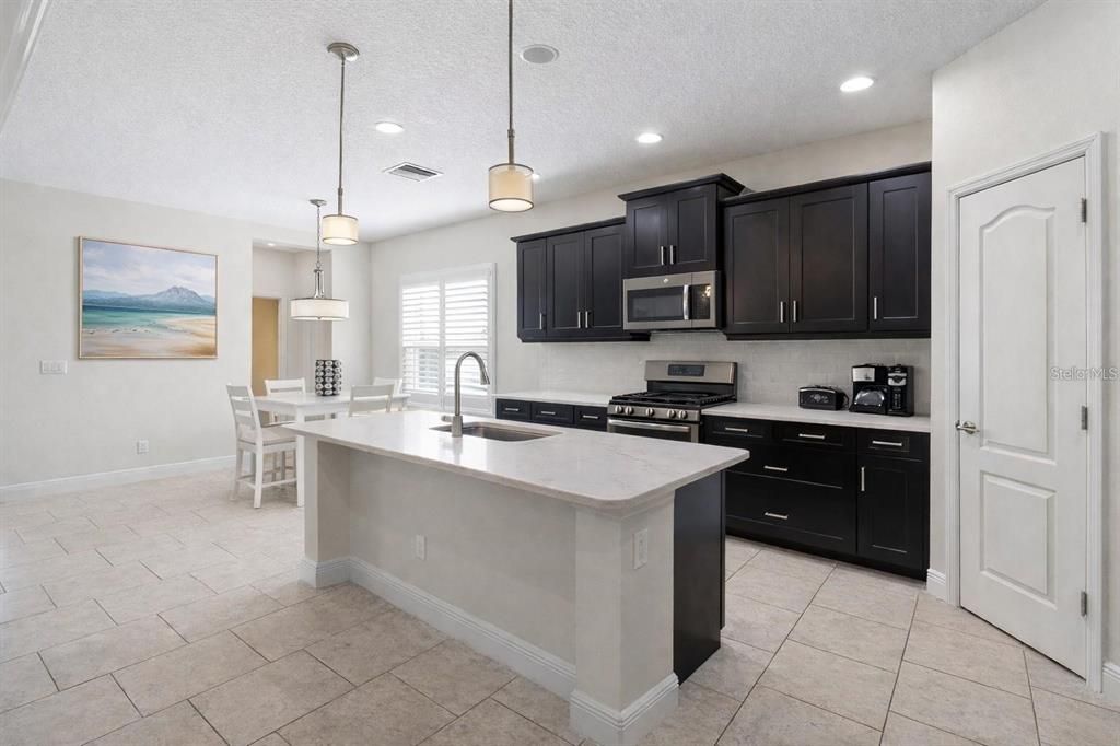Active With Contract: $3,600 (3 beds, 2 baths, 2002 Square Feet)
