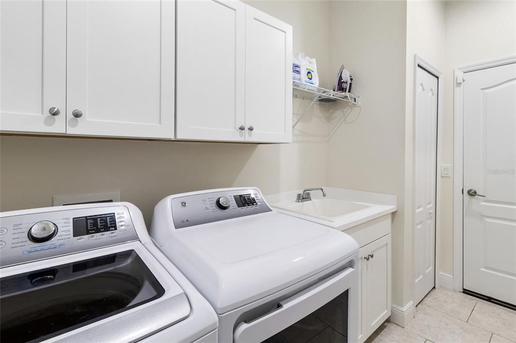 Active With Contract: $3,600 (3 beds, 2 baths, 2002 Square Feet)