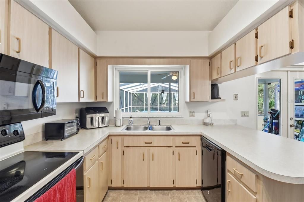 For Sale: $320,000 (3 beds, 2 baths, 1607 Square Feet)
