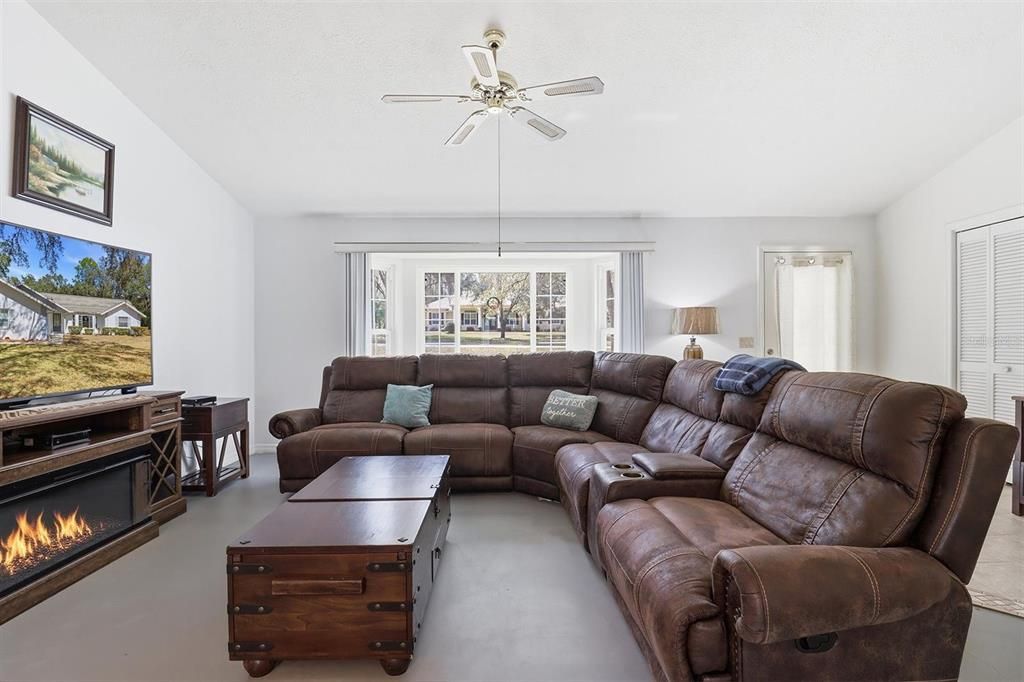For Sale: $320,000 (3 beds, 2 baths, 1607 Square Feet)