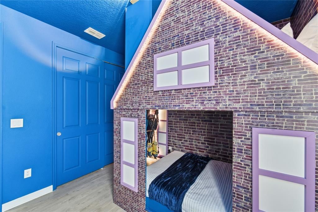 На продажу: $1,000,000 (9 спален, 6 ванн, 4363 Квадратных фут)