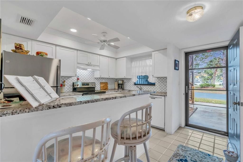 Active With Contract: $169,777 (2 beds, 1 baths, 860 Square Feet)