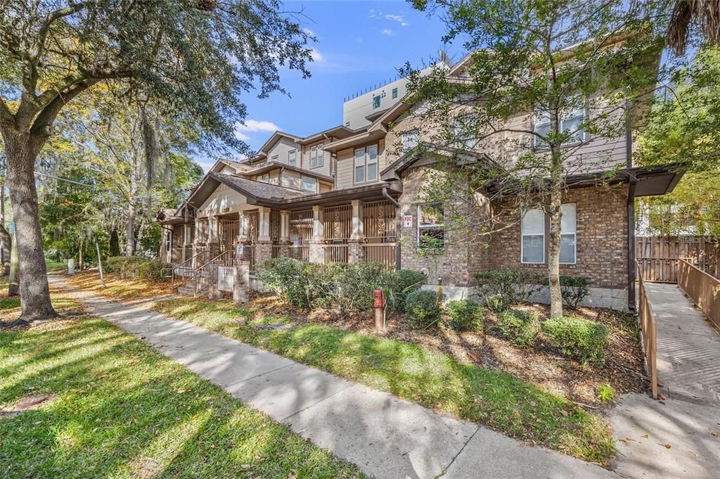 Active With Contract: $185,000 (1 beds, 1 baths, 430 Square Feet)