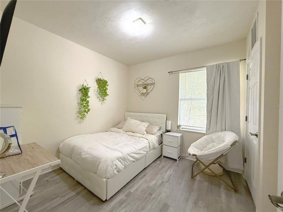 Active With Contract: $185,000 (1 beds, 1 baths, 430 Square Feet)