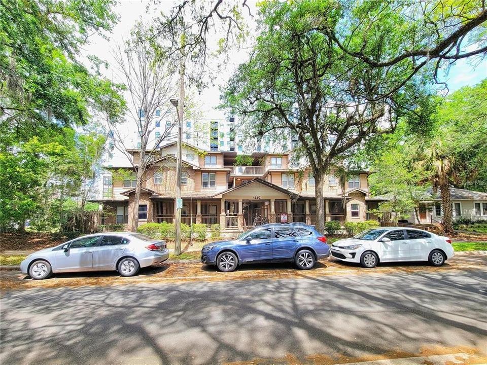 Active With Contract: $185,000 (1 beds, 1 baths, 430 Square Feet)