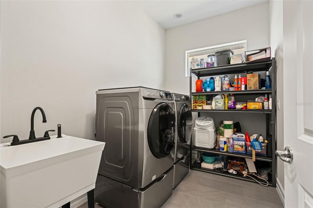 Activo con contrato: $559,950 (4 camas, 3 baños, 2667 Pies cuadrados)