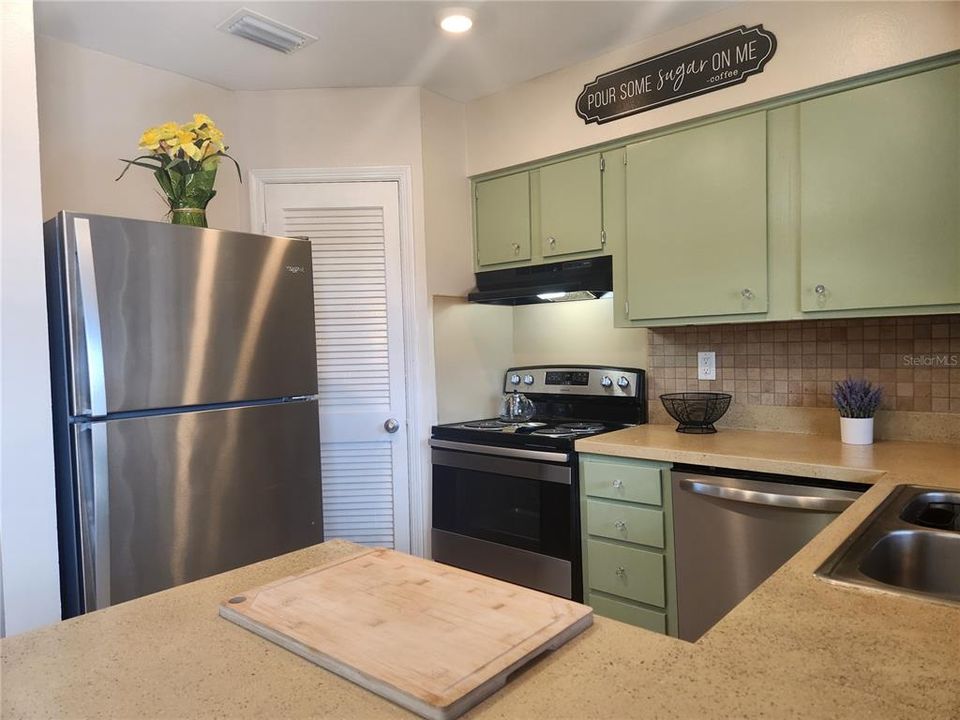Active With Contract: $146,000 (2 beds, 2 baths, 831 Square Feet)