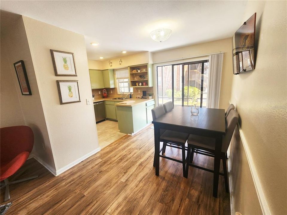 Active With Contract: $146,000 (2 beds, 2 baths, 831 Square Feet)