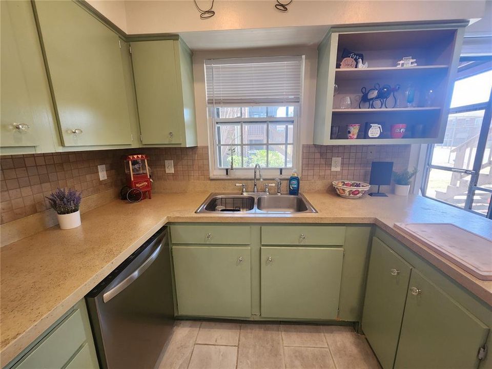 Active With Contract: $146,000 (2 beds, 2 baths, 831 Square Feet)