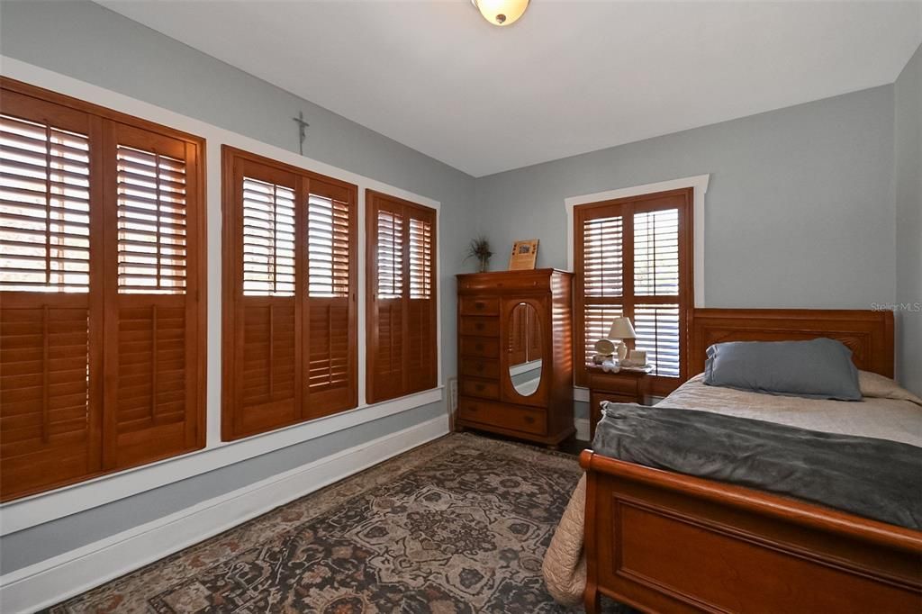 Active With Contract: $262,500 (2 beds, 1 baths, 1027 Square Feet)