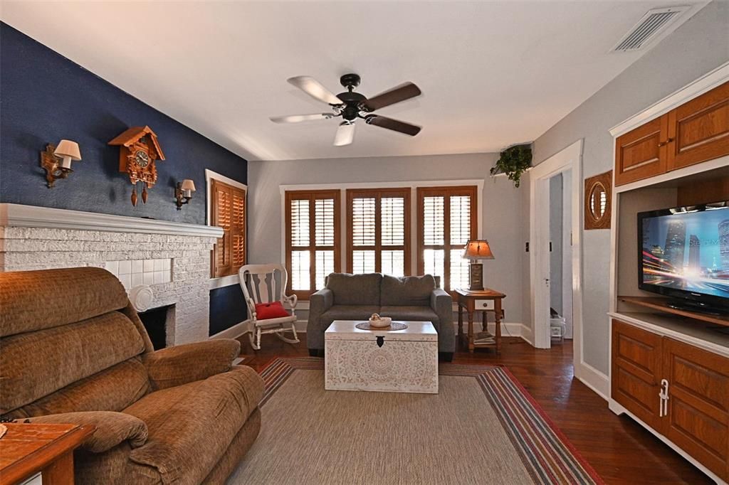 Active With Contract: $262,500 (2 beds, 1 baths, 1027 Square Feet)