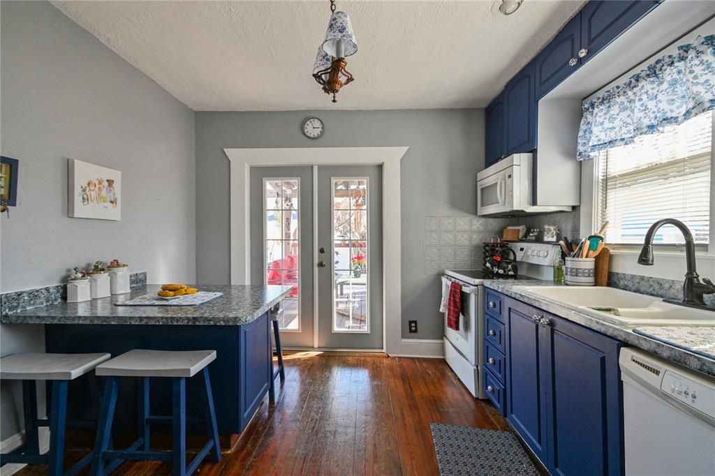Active With Contract: $262,500 (2 beds, 1 baths, 1027 Square Feet)