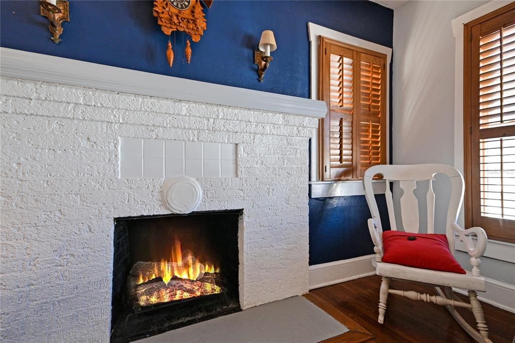 Active With Contract: $262,500 (2 beds, 1 baths, 1027 Square Feet)